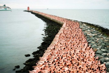 Masa desnuda a orillas del mar