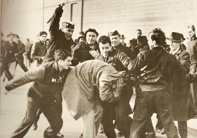  Milton Brooks, en 1942. "Ford strikers riot"