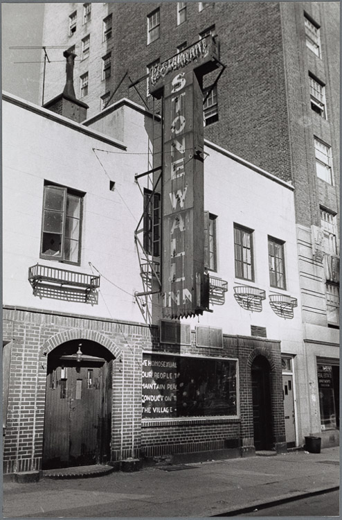 Puerta del bar Stonewall Inn
