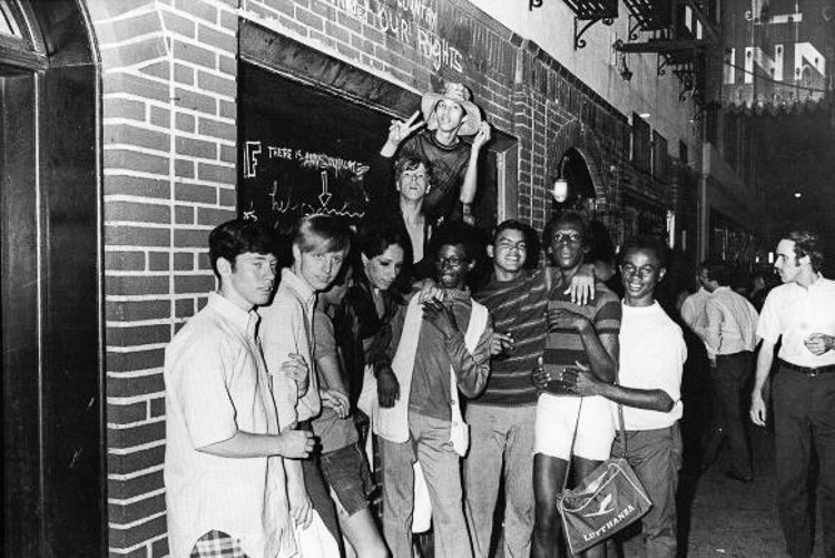 Un grupo de jóvenes en la puerta de Stonewall Inn tras los disturbios