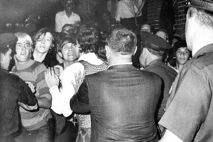 La muchedumbre intenta impedir la redada policial en Stonewall Inn en 1969