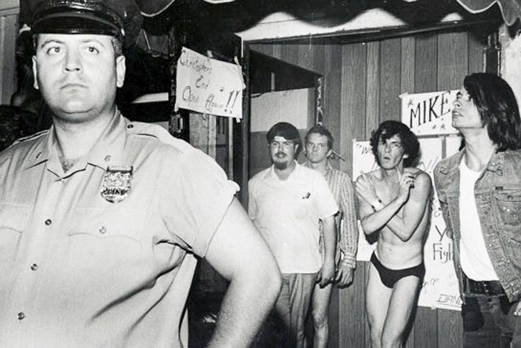 Redada en el interior del Stonewall Inn en 1969.