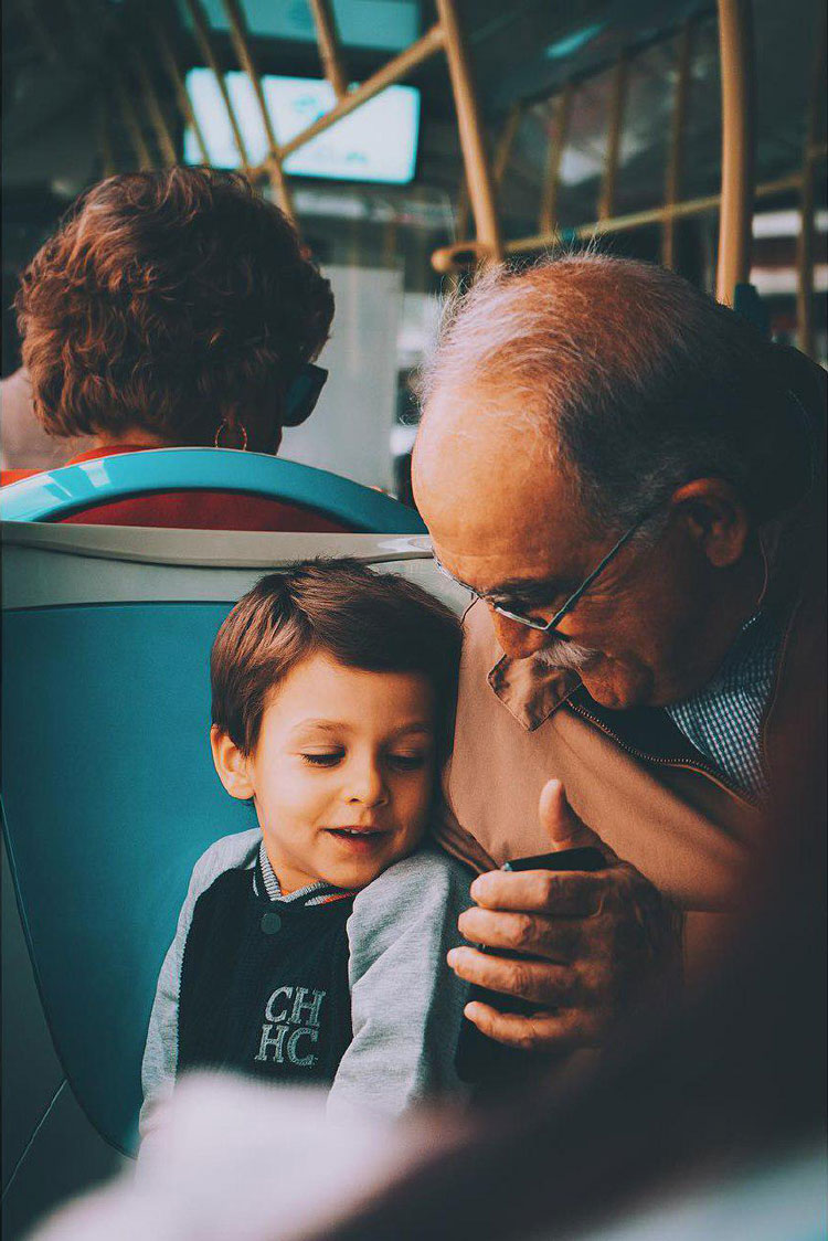Conversación entre un abuelo y su nieto.